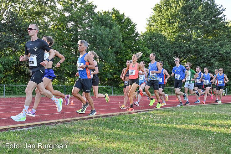 In beeld: Groningse Van de Belt en Rezene uit Hardenberg winnen Baan Classic in Zwolle