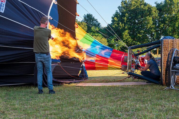 In beeld: Vijf heteluchtballonnen stijgen op vanuit Park de Wezenlanden in Zwolle