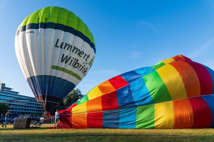 In beeld: Vijf heteluchtballonnen stijgen op vanuit Park de Wezenlanden in Zwolle