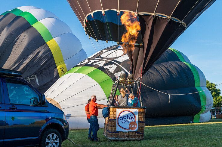 In beeld: Vijf heteluchtballonnen stijgen op vanuit Park de Wezenlanden in Zwolle