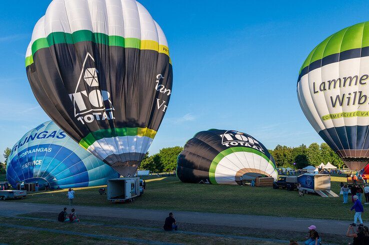 In beeld: Vijf heteluchtballonnen stijgen op vanuit Park de Wezenlanden in Zwolle