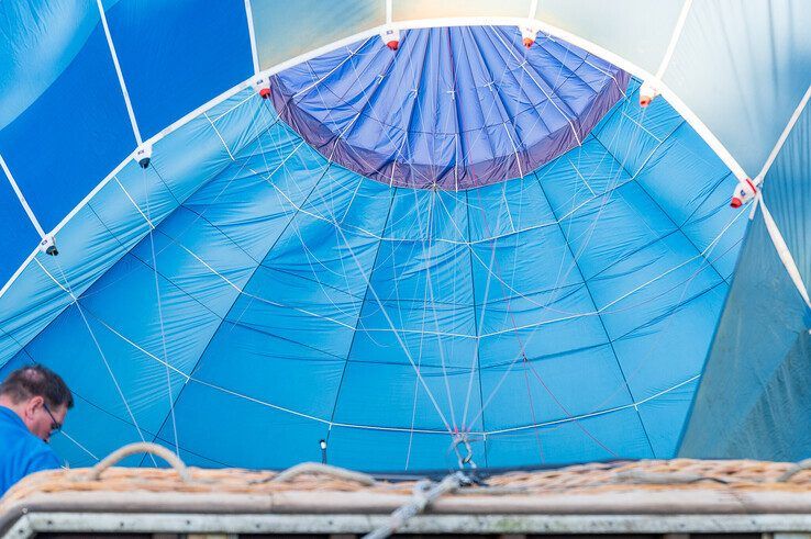 In beeld: Vijf heteluchtballonnen stijgen op vanuit Park de Wezenlanden in Zwolle