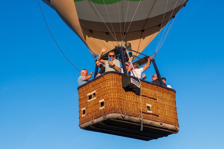 In beeld: Vijf heteluchtballonnen stijgen op vanuit Park de Wezenlanden in Zwolle