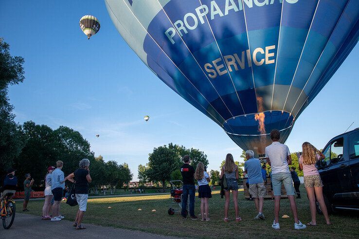 In beeld: Vijf heteluchtballonnen stijgen op vanuit Park de Wezenlanden in Zwolle