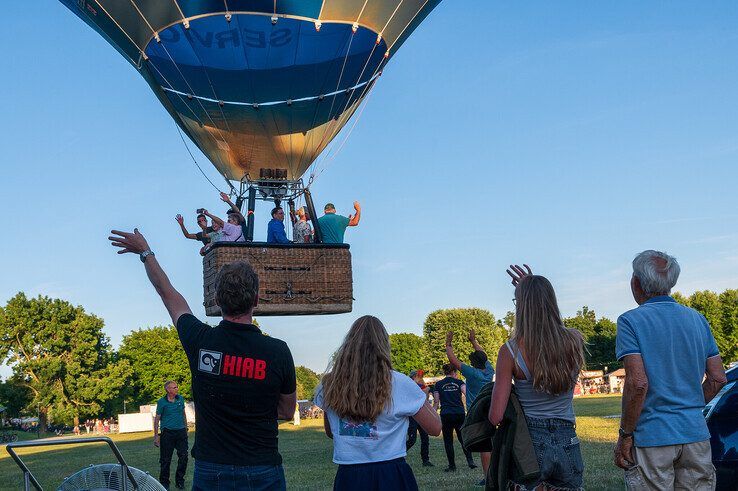 In beeld: Vijf heteluchtballonnen stijgen op vanuit Park de Wezenlanden in Zwolle