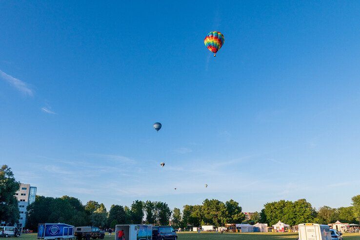 In beeld: Vijf heteluchtballonnen stijgen op vanuit Park de Wezenlanden in Zwolle