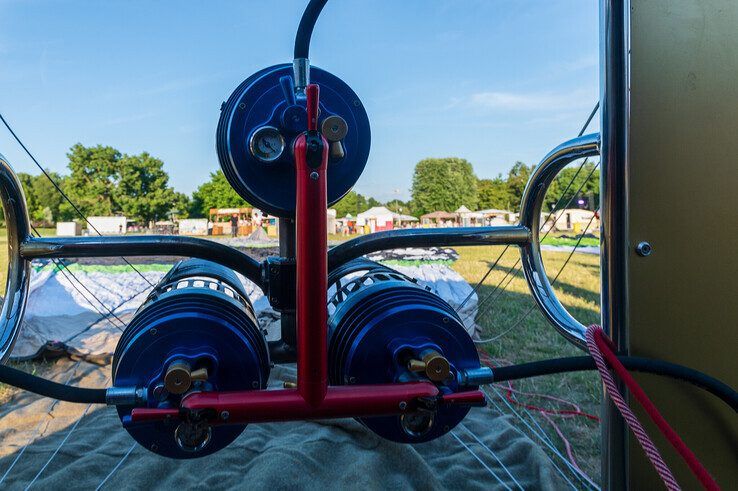 In beeld: Vijf heteluchtballonnen stijgen op vanuit Park de Wezenlanden in Zwolle