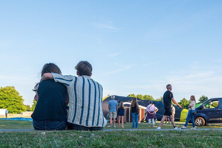 In beeld: Vijf heteluchtballonnen stijgen op vanuit Park de Wezenlanden in Zwolle