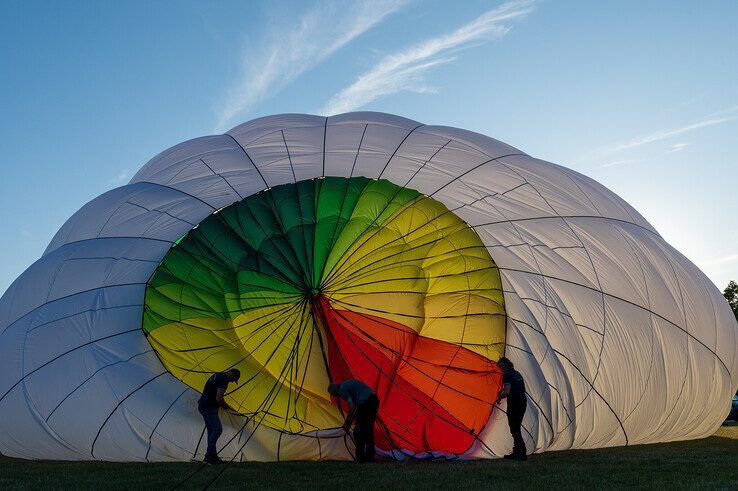 In beeld: Vijf heteluchtballonnen stijgen op vanuit Park de Wezenlanden in Zwolle