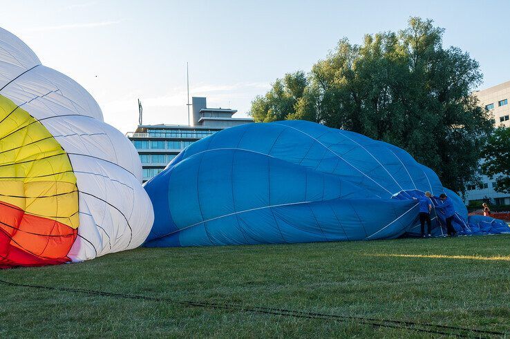 In beeld: Vijf heteluchtballonnen stijgen op vanuit Park de Wezenlanden in Zwolle