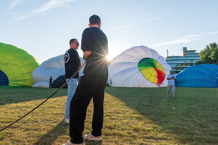In beeld: Vijf heteluchtballonnen stijgen op vanuit Park de Wezenlanden in Zwolle