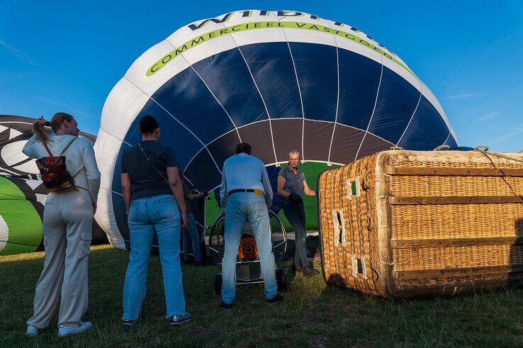 In beeld: Vijf heteluchtballonnen stijgen op vanuit Park de Wezenlanden in Zwolle