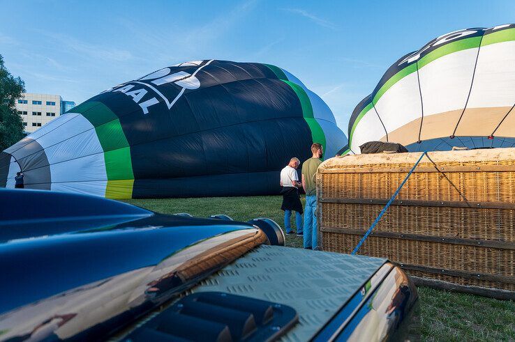 In beeld: Vijf heteluchtballonnen stijgen op vanuit Park de Wezenlanden in Zwolle