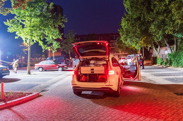 Politie grijpt in bij beginnende autobrand in Zwolle, vermoedelijk aangestoken