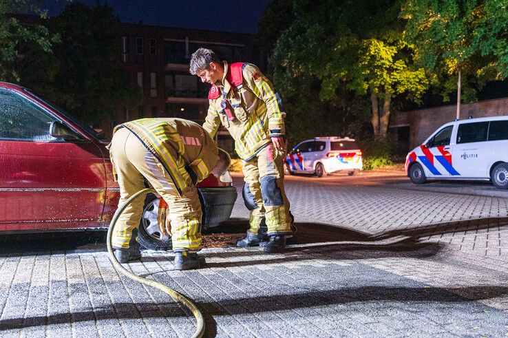 Politie grijpt in bij beginnende autobrand in Zwolle, vermoedelijk aangestoken