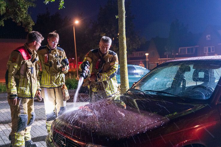 Politie grijpt in bij beginnende autobrand in Zwolle, vermoedelijk aangestoken