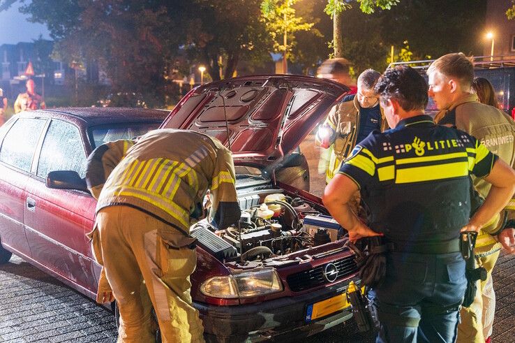 Politie grijpt in bij beginnende autobrand in Zwolle, vermoedelijk aangestoken