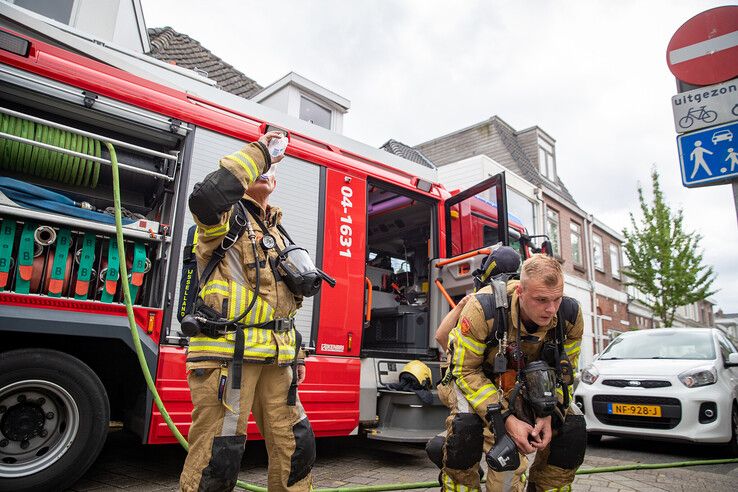 In beeld (video): Dakreparatie loopt uit de hand, forse brandschade aan drie huizen in Zwolse Blokstraat