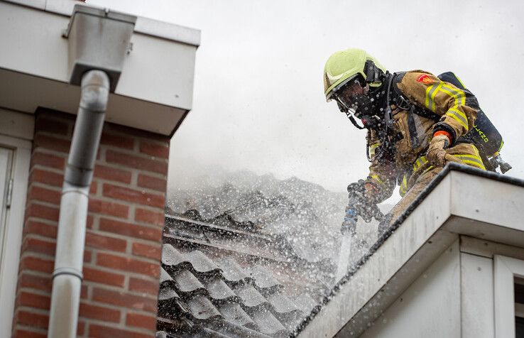 In beeld (video): Dakreparatie loopt uit de hand, forse brandschade aan drie huizen in Zwolse Blokstraat