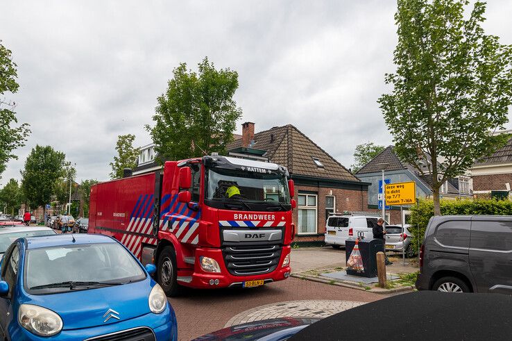In beeld (video): Dakreparatie loopt uit de hand, forse brandschade aan drie huizen in Zwolse Blokstraat