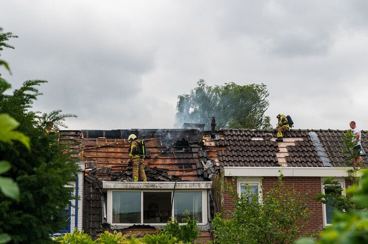 In beeld (video): Dakreparatie loopt uit de hand, forse brandschade aan drie huizen in Zwolse Blokstraat