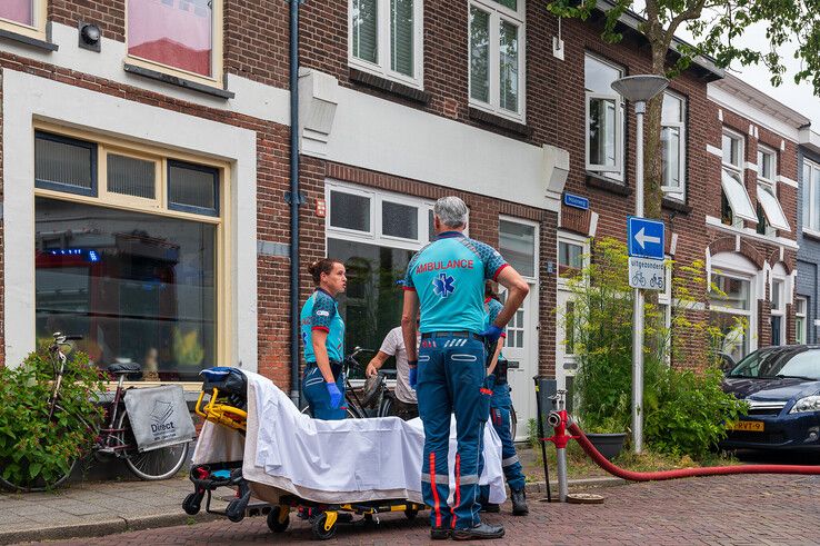 In beeld (video): Dakreparatie loopt uit de hand, forse brandschade aan drie huizen in Zwolse Blokstraat