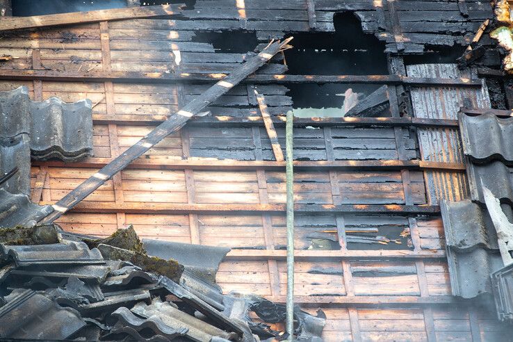 In beeld (video): Dakreparatie loopt uit de hand, forse brandschade aan drie huizen in Zwolse Blokstraat