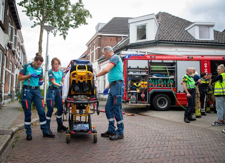 In beeld (video): Dakreparatie loopt uit de hand, forse brandschade aan drie huizen in Zwolse Blokstraat