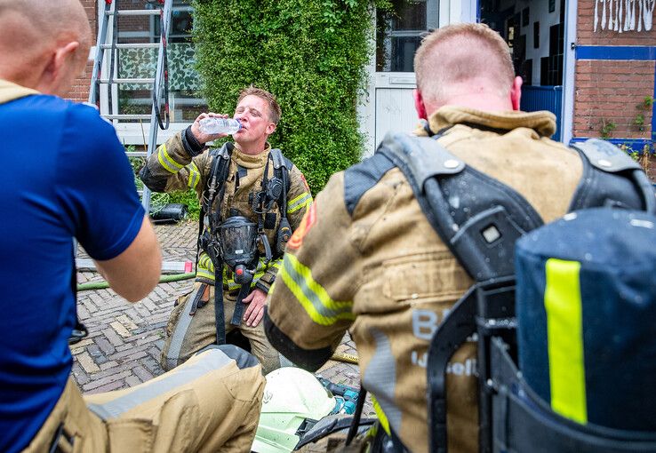 In beeld (video): Dakreparatie loopt uit de hand, forse brandschade aan drie huizen in Zwolse Blokstraat