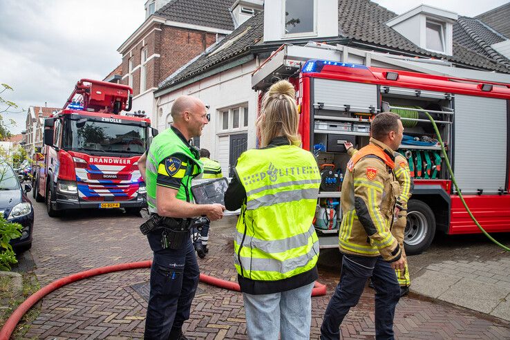 In beeld (video): Dakreparatie loopt uit de hand, forse brandschade aan drie huizen in Zwolse Blokstraat