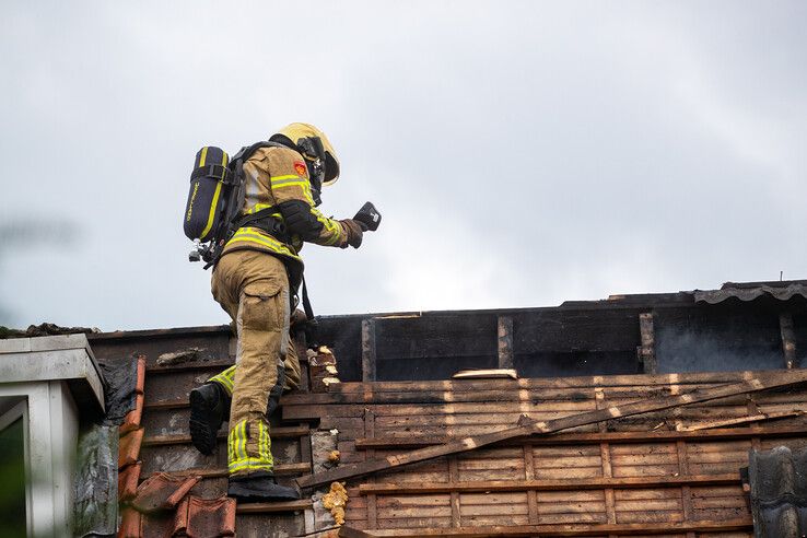In beeld (video): Dakreparatie loopt uit de hand, forse brandschade aan drie huizen in Zwolse Blokstraat
