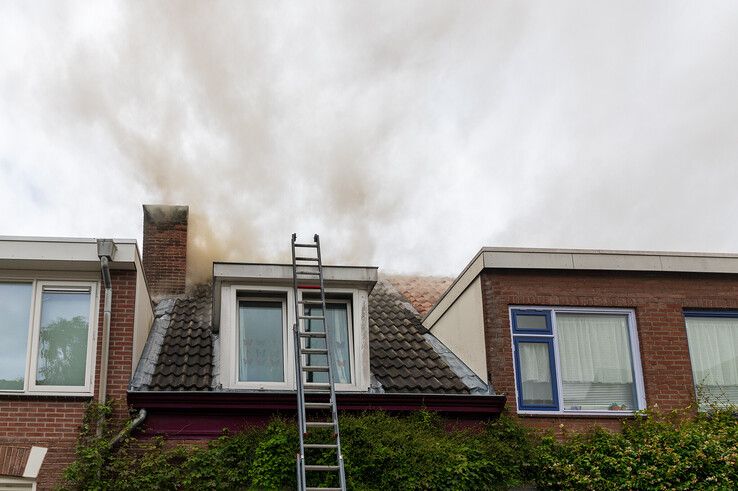 In beeld (video): Dakreparatie loopt uit de hand, forse brandschade aan drie huizen in Zwolse Blokstraat