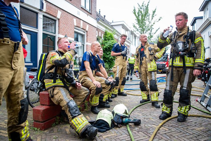 In beeld (video): Dakreparatie loopt uit de hand, forse brandschade aan drie huizen in Zwolse Blokstraat