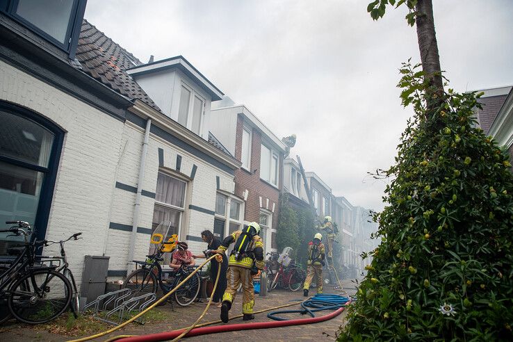 In beeld (video): Dakreparatie loopt uit de hand, forse brandschade aan drie huizen in Zwolse Blokstraat