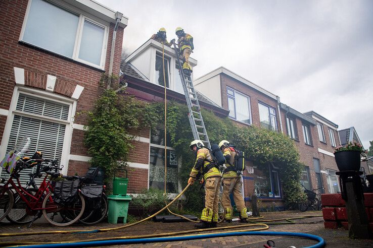 In beeld (video): Dakreparatie loopt uit de hand, forse brandschade aan drie huizen in Zwolse Blokstraat