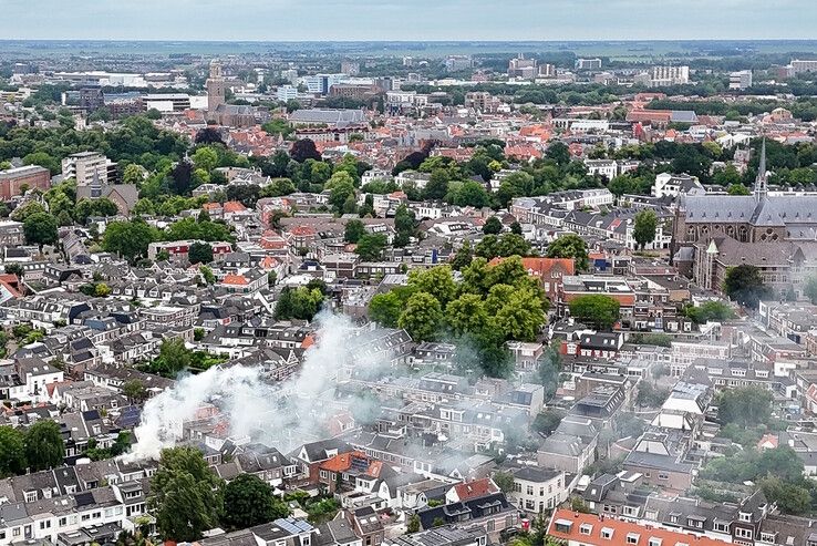 In beeld (video): Dakreparatie loopt uit de hand, forse brandschade aan drie huizen in Zwolse Blokstraat