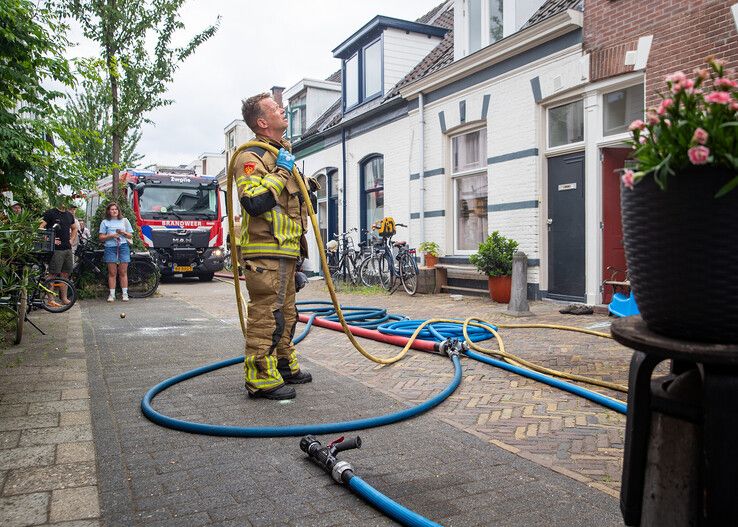 In beeld (video): Dakreparatie loopt uit de hand, forse brandschade aan drie huizen in Zwolse Blokstraat