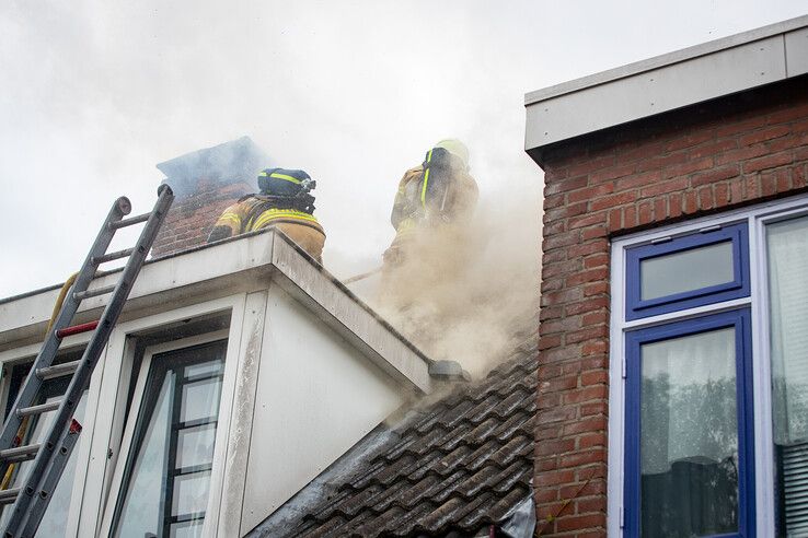 In beeld (video): Dakreparatie loopt uit de hand, forse brandschade aan drie huizen in Zwolse Blokstraat