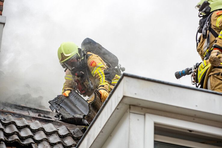 In beeld (video): Dakreparatie loopt uit de hand, forse brandschade aan drie huizen in Zwolse Blokstraat