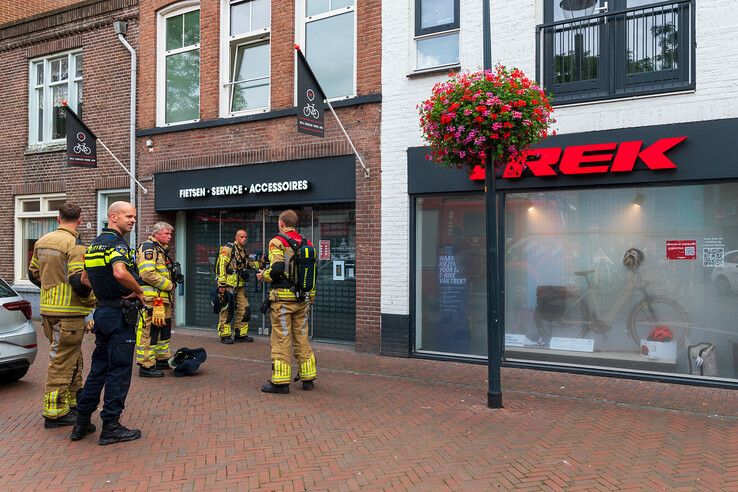 De fietsenwinkel staat vol rook.