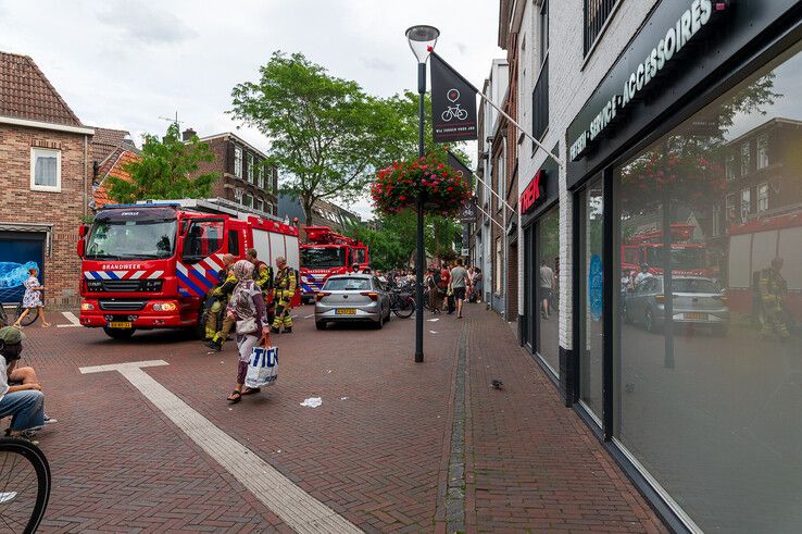 Voor de derde keer staat brandweer voor rokerige fietsenzaak in Zwolle