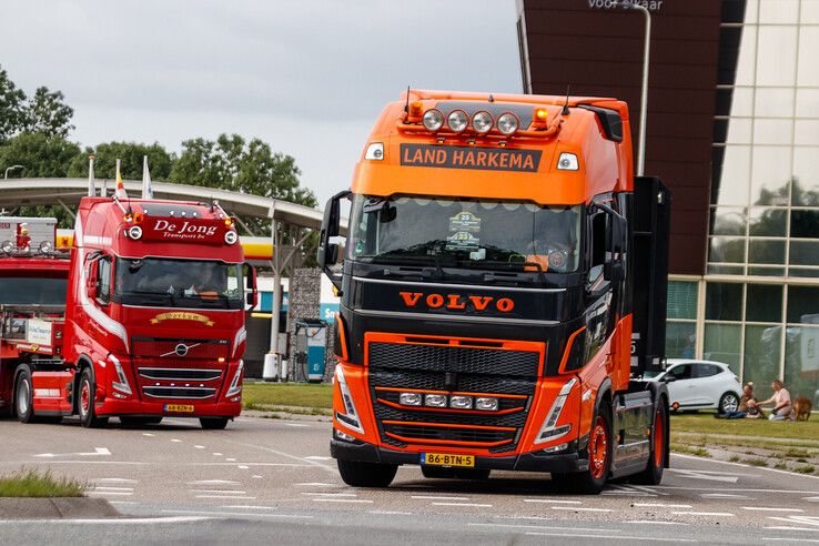 In beeld: Jubilerend Broshuis uit Kampen trekt met 140 combinaties naar Truckstar Festival