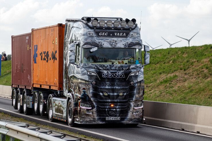 In beeld: Jubilerend Broshuis uit Kampen trekt met 140 combinaties naar Truckstar Festival