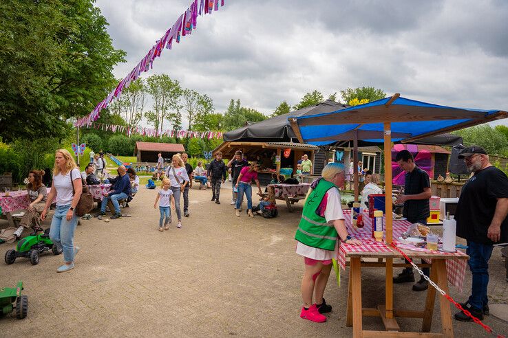 In beeld: Kinderboerderij Cantecleer in Kampen blaast 40 kaarsjes uit tijdens zomerfeest