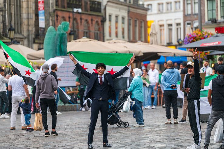 Tientallen Syriërs demonstreren op de Grote Markt in Zwolle.