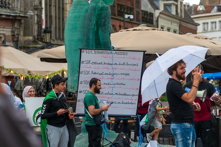 Syriërs demonstreren in Zwolle: steun voor nieuwe regering, kritiek op Israël en SDF
