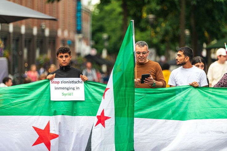 Syriërs demonstreren in Zwolle: steun voor nieuwe regering, kritiek op Israël en SDF