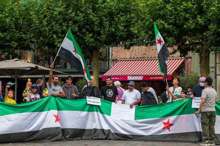 Syriërs demonstreren in Zwolle: steun voor nieuwe regering, kritiek op Israël en SDF