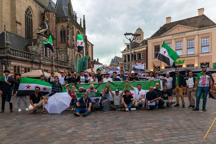 Syriërs demonstreren in Zwolle: steun voor nieuwe regering, kritiek op Israël en SDF