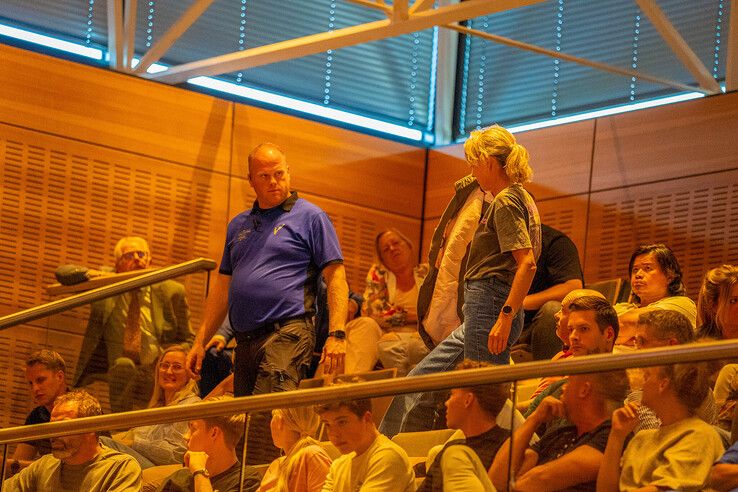 Azc De Tippe krijgt groen licht van Zwolse raad, debat leidt tot protest vanaf tribune